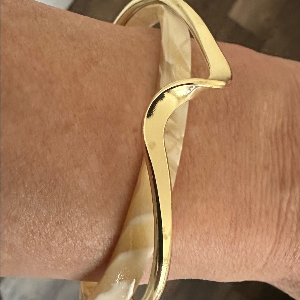 Elegant Gold and Cream Bracelet